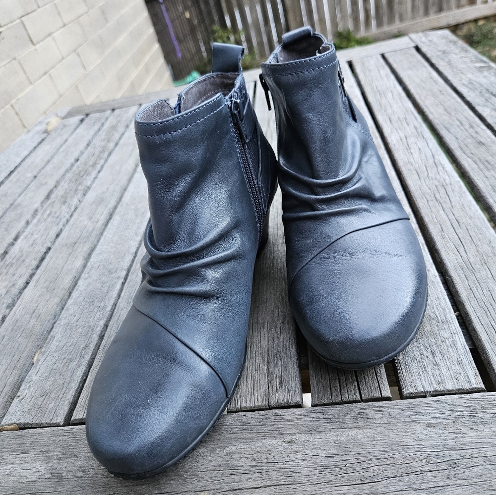 Used Navy Calgary Halifax Booties 8.5